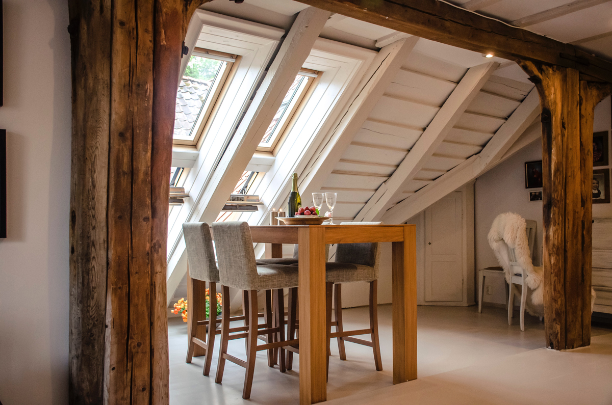 Finished beams in a furnished room